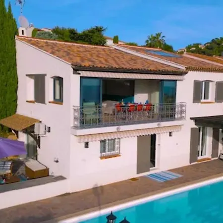 195m² Vue Parking Villa